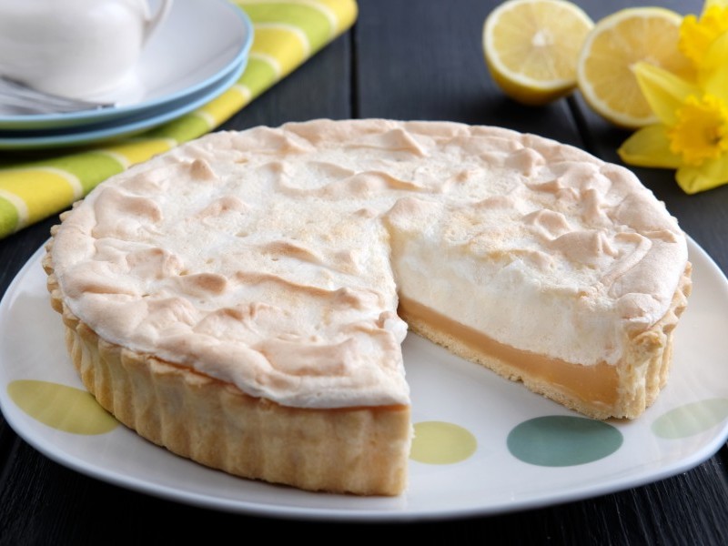 Lemon_Meringue_sliced_high_res